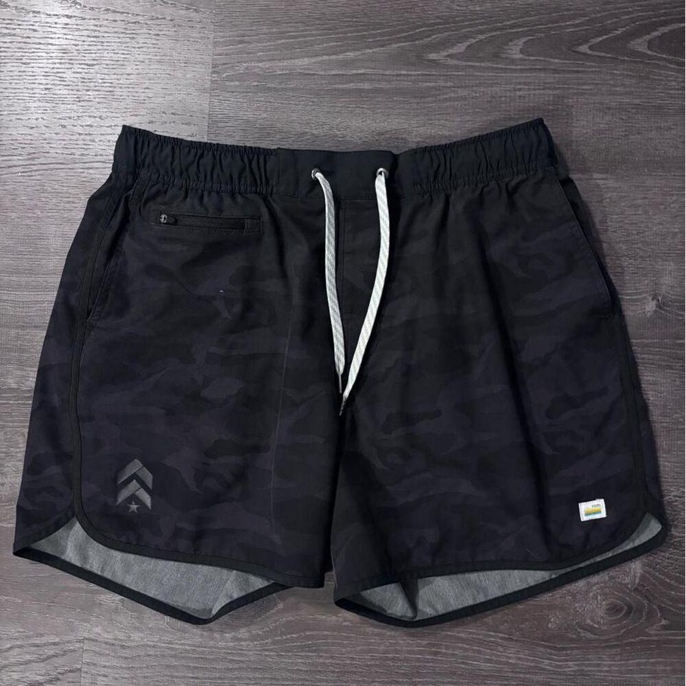Men’s Vuori Black Camo Shorts size Large